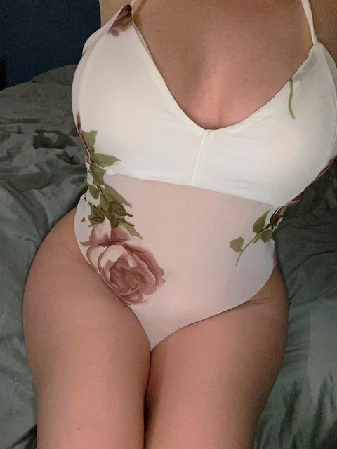 thickerthanasnicker96 onlyfans leaked picture 1