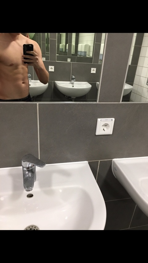 u56182956 onlyfans leaked picture 1